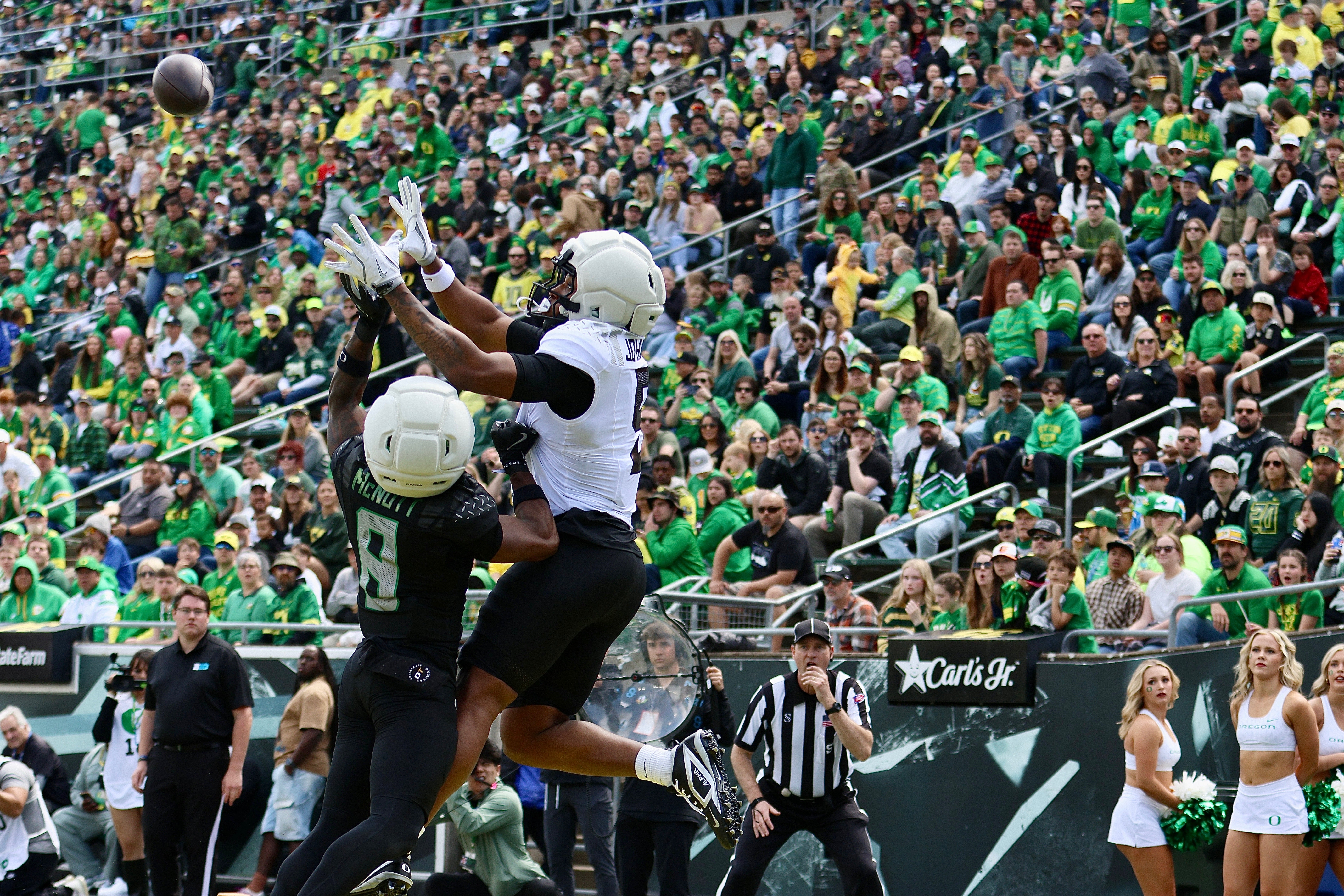 Members of the Oregon football team match up against each other in the 2025 Spring Game at Autzen stadium.