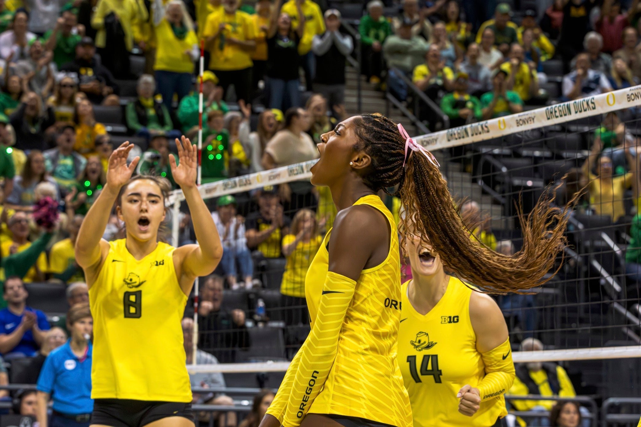 Oregon Volleyball freshman Alanah Clemente celebrates with her teammates at Matthew Knight Arena