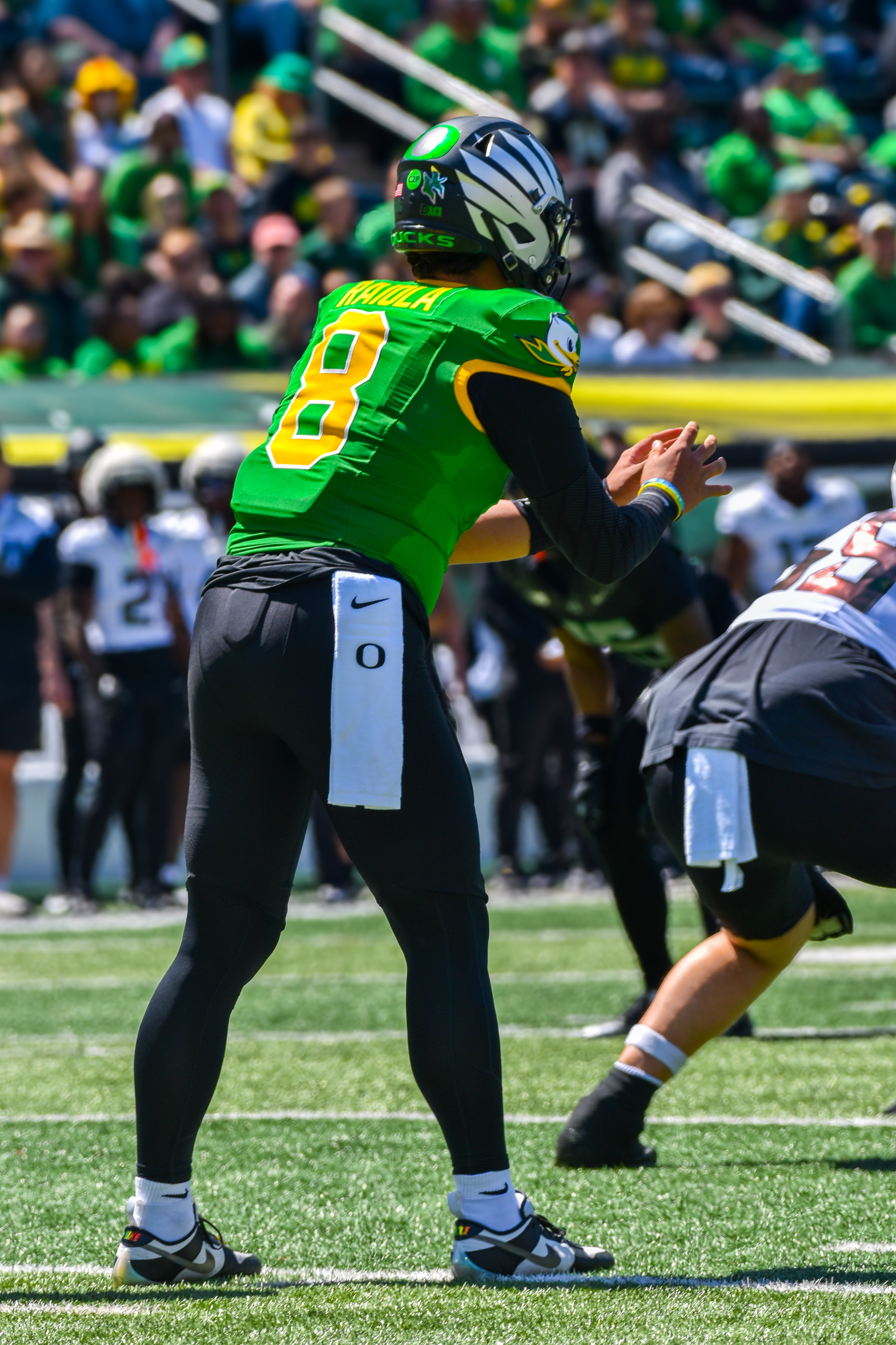 Oregon quarterback Dylan Raiola awaits the snap during the Ducks' annual spring football game