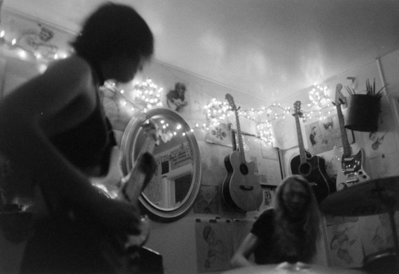 Bonnie and Madi play together during a jam session. Photo courtesy of James Rasmussen.