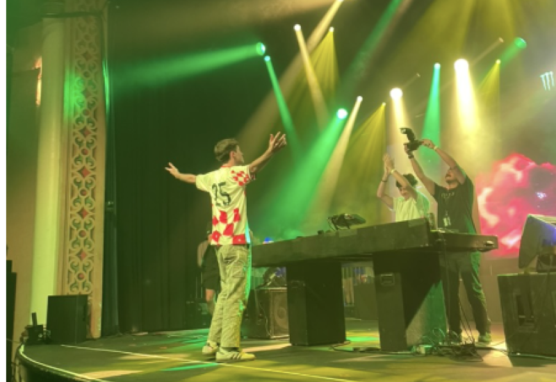 dj mixwell on stage 